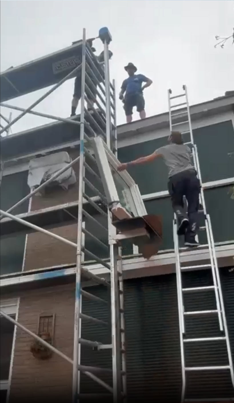 Fits on mobile and fixed scaffolding ... and even on ladders with our ladder-set